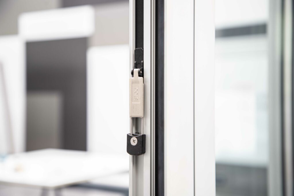 Los pasadores de puerta DENEB están dimensionados de forma que se adapten a  todos los canales de puerta estándar del mercado. — Centro del Accesorio